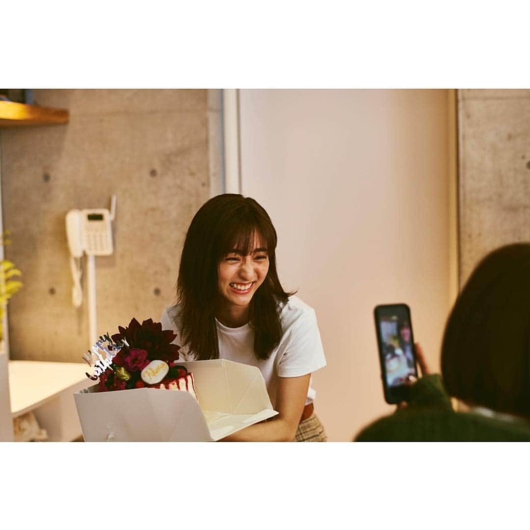 堀田茜さんのインスタグラム写真 - (堀田茜Instagram)「大好きなwithの現場でお誕生日お祝いしていただきました😭✨ ステキなケーキと手紙とプレゼントも。。 カメラマン @ke___ke______ が撮ってくれた🌼 幸せだぁ。ありがとうございました♡ @with_mag_official」11月10日 23時34分 - akanehotta