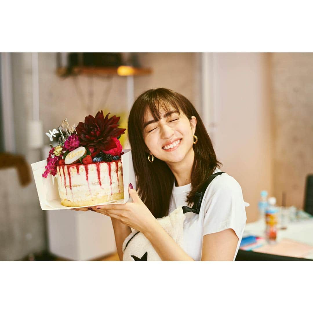 堀田茜さんのインスタグラム写真 - (堀田茜Instagram)「大好きなwithの現場でお誕生日お祝いしていただきました😭✨ ステキなケーキと手紙とプレゼントも。。 カメラマン @ke___ke______ が撮ってくれた🌼 幸せだぁ。ありがとうございました♡ @with_mag_official」11月10日 23時34分 - akanehotta