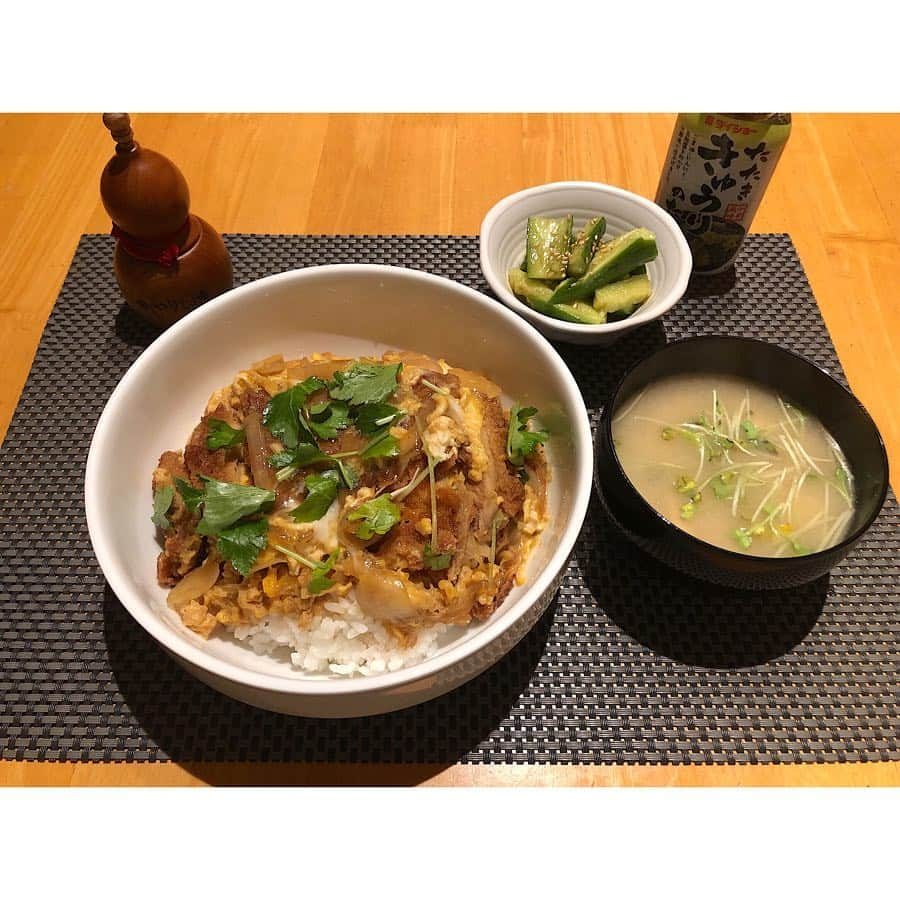 竹内夏紀のインスタグラム：「カツ丼定食 （たたききゅうり・味噌汁） . ポイントだけ書きますが、！ ★こんにちは料理酒を煮切って甘みのベースを作ってから、にんべんつゆの素と水で汁を作った ★卵は二回に分けて入れた . #JKなつ弁 #クッキングラム #デリスタグラム  #深夜食堂 #カツ丼  #にんべん #やげん堀 #cookingram #delistagram #cooking #cook #yammy」