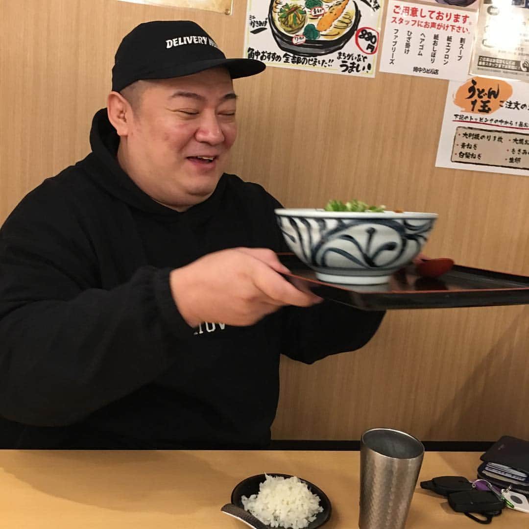 大石真翔のインスタグラム：「#ddtpro 新潟大会後は坂井さんと #新潟角中うどん店 さんへ！ 美味しかったなあ、#肉汁うどん #肉2倍 ！ #豚天 も穴子も！ 坂井さんは隣のテーブルのご家族からも声をかけられていて、ちゃんとしたローカル有名人でした。  #新潟大好き」