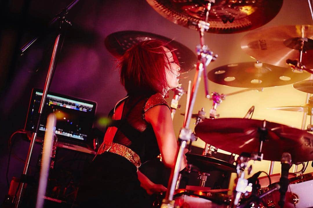 Marinaさんのインスタグラム写真 - (MarinaInstagram)「▲▽dw×Sabian×Vicfirth▼△ .  #Aldious #AldiousMarina #アルディアス #femalemusician #femaledrummer #drummer #drums #dwdrums #drumslife #drummergirl #girlband #music #drumstagram #attackdrumheads #instagood #dress #blackandgold #vicfirth #myperfectpair #girl #outfit #ドラム #ドラマー」11月11日 0時53分 - aldiousmarina