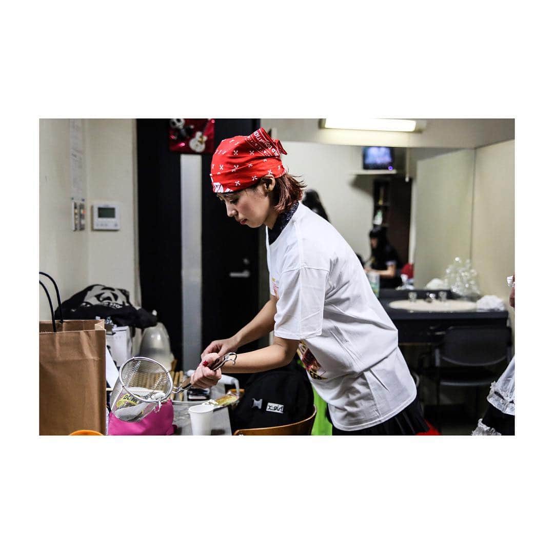 廣瀬茜さんのインスタグラム写真 - (廣瀬茜Instagram)「2018.10.4@札幌PENNY LANE24 . ラーメン愛が深過ぎて、ドラマーの自分を見失い完全にラーメン屋。湯切りは自前です。 . BAND-MAIDのバンダナと、湯切りの中に缶バッチと黄色のラバーバンドを麺に見立てて物販紹介させていただきました！ガチすぎて会場のみんなをポカーンとさせてやったぜ！(ドヤ顔) . そして今回の札幌でのラーメンは空へ行きました🍜 えびそば一幻 総本店と信玄に行きたかったのですが、時間的に間に合わず…。。。次回必ずリベンジしに行く！！ . PENNY LANE24のケータリングも豪華すぎて最高でした！特製お鍋にいくらに白米にザンギ！！贅沢〜！！お心遣いに感謝します😭✨ご馳走さまでした！！ . 打ち上げでも豪華なお肉祭り〜🍖 店内の電気が消えて真っ暗になり、店内のBGMがヒーリングミュージックからBAND-MAIDへと急変し、何事かと思ったらなんとスタッフ様方から花火付きのサプライズケーキが…😭🍰🎇✨ . 本当にビックリしました！！ 嬉しかったなぁー！！！！！ . 勢いを落とす事なく、全員でファイナルの新木場STUDIO COAST 2daysまで全速力で駆け抜けます！！！！ . photo by 櫻木ひとみ(@__108x3cla)」11月11日 2時14分 - akane_bandmaid