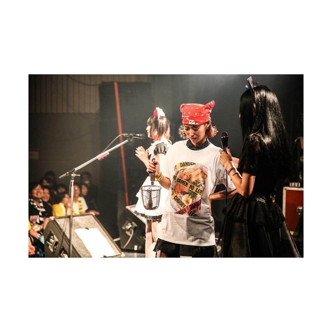 廣瀬茜さんのインスタグラム写真 - (廣瀬茜Instagram)「2018.10.4@札幌PENNY LANE24 . ラーメン愛が深過ぎて、ドラマーの自分を見失い完全にラーメン屋。湯切りは自前です。 . BAND-MAIDのバンダナと、湯切りの中に缶バッチと黄色のラバーバンドを麺に見立てて物販紹介させていただきました！ガチすぎて会場のみんなをポカーンとさせてやったぜ！(ドヤ顔) . そして今回の札幌でのラーメンは空へ行きました🍜 えびそば一幻 総本店と信玄に行きたかったのですが、時間的に間に合わず…。。。次回必ずリベンジしに行く！！ . PENNY LANE24のケータリングも豪華すぎて最高でした！特製お鍋にいくらに白米にザンギ！！贅沢〜！！お心遣いに感謝します😭✨ご馳走さまでした！！ . 打ち上げでも豪華なお肉祭り〜🍖 店内の電気が消えて真っ暗になり、店内のBGMがヒーリングミュージックからBAND-MAIDへと急変し、何事かと思ったらなんとスタッフ様方から花火付きのサプライズケーキが…😭🍰🎇✨ . 本当にビックリしました！！ 嬉しかったなぁー！！！！！ . 勢いを落とす事なく、全員でファイナルの新木場STUDIO COAST 2daysまで全速力で駆け抜けます！！！！ . photo by 櫻木ひとみ(@__108x3cla)」11月11日 2時14分 - akane_bandmaid