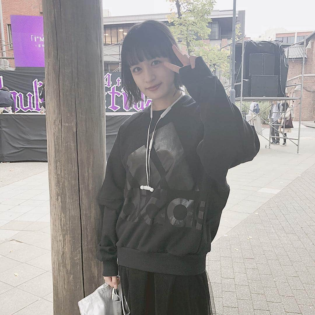 山出愛子さんのインスタグラム写真 - (山出愛子Instagram)「大学の学園祭に行った時のコーデ💗  木とお友達の愛子笑  コラボの洋服見つけるとついチェックしちゃう！ これは、adidasとMOUSSYのコラボ！ 毎日着てるんじゃない？って思われるくらい、ヘビロテしてるよ🤗 かわいいいい😍  #adidas  #moussy  #コーデ」11月11日 14時41分 - aiko_yamaide