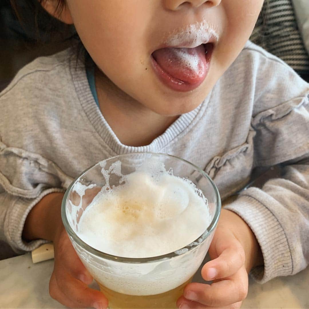 井上和香さんのインスタグラム写真 - (井上和香Instagram)「朝からビール🍺  といっても、子供のビールですけど😄😄 ハロウィンの時に頂いたもので、タブレットをお水に落とすとシュワシュワ〜っとなり、あっという間にビール風に！ 娘も喜んで飲んでました✨✨ . #朝からビール #ビール風ジュース #口に泡つけて #今日も公園日和」11月11日 14時43分 - inoue_waka