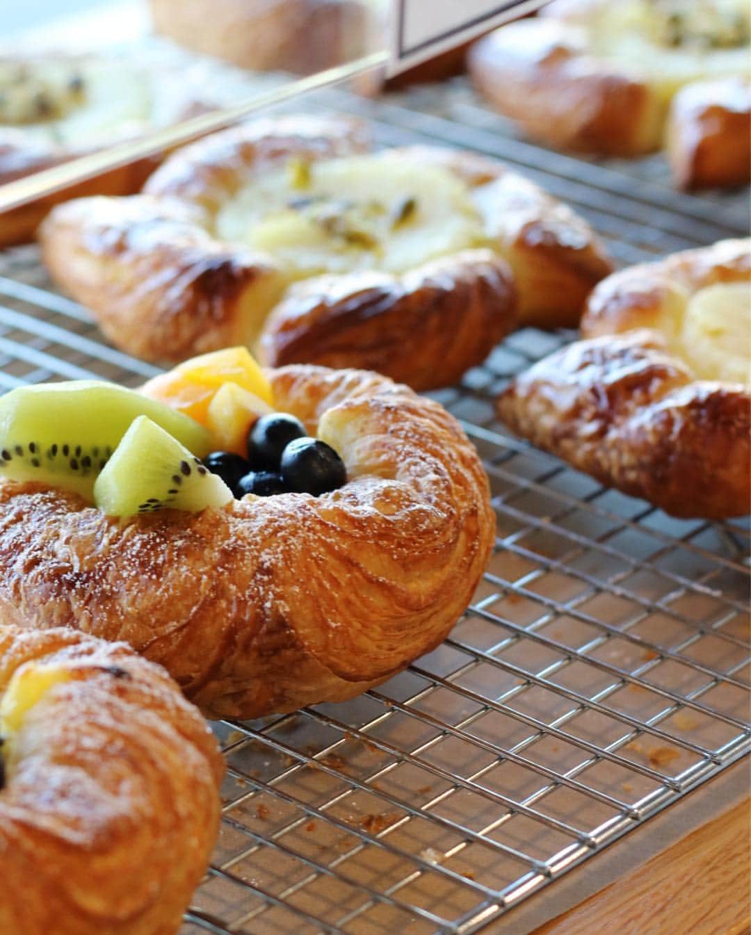 ayanoのインスタグラム：「Tokyo  premium bakery🥐 . Denverに先月オープンしたパン屋さん 名前のとおり日本のパン屋さんのような品ぞろえ✨ . なぜかテキサスから越してきたばかりの友だちに 今度できるらしいよ！と教えてもらいました （しかもその子はシカゴに住む友だちに教えてもらったらしい…どういう情報網…） . こっちに来てからというもの いつもスーパー内のパン屋さんでばかり 買っていたので感動もののおいしさでした😍 . メロンパンなんていままで日本で食べた どのパン屋さんのよりもおいしかった❤️ 目の前の人でクロックムッシュがなくなってしまったのが残念すぎる… . 行列すごいよ！とは聞いていたけど ほんとにすごくて しかもほとんど日本人かと思っていたら 全然アメリカ人の方が多かった😳 品出しする側から売れていて 近所だったらバイトしたかったな… . Denverに行く楽しみが またひとつ増えました❤️」