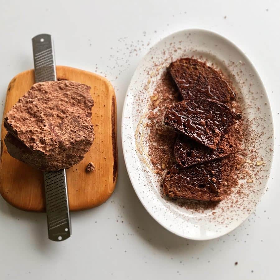 福田里香さんのインスタグラム写真 - (福田里香Instagram)「人生最高に美味だった、 タルティーヌ オ ショコラ。 正確には、Tartine au Cacaoになるのかな。 薄めにスライスして、オリーブ油を塗り、 カリッとするまでグリルパンで焼いた 熱々のタロー屋さん @taro__ya  の、 りんご酵母と栗のカンパーニュに 太田哲雄さん @tetsuo.ota  の アマゾンカカオをたっぷりすりおろして、 アマゾンの地蜂の蜂蜜をまわしかけただけ。 • 今朝はタロー屋さんの すり潰し洋梨酵母の食パンで。 洋梨&チョコは、お菓子で云えば ベルエレーヌの組み合わせです。 • カカオ本来の酸味が すごくよいアクセントに。 美しくてクリアな味ってあるのだ。 おいしい。 舐めるようにパンの欠片で掃除しながら、 食べてしまいましてした。」11月11日 7時39分 - riccafukuda