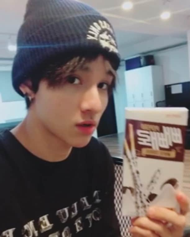のインスタグラム：「⠀⠀⠀⠀⠀⠀⠀⠀⠀⠀⠀ HAPPY PEPERO DAY GARNET❤️ 해피 빼빼로 데이 가넷🌼 - #사무엘 #Samuel #가넷 #Garnet」