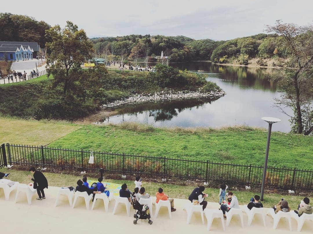 二ノ宮知子さんのインスタグラム写真 - (二ノ宮知子Instagram)「宮沢湖をみながらのんびり。 犬を連れた人とか、猫を散歩させてる人までいましたよ。 #メッツァ」11月11日 12時57分 - tomokoninomiyaa