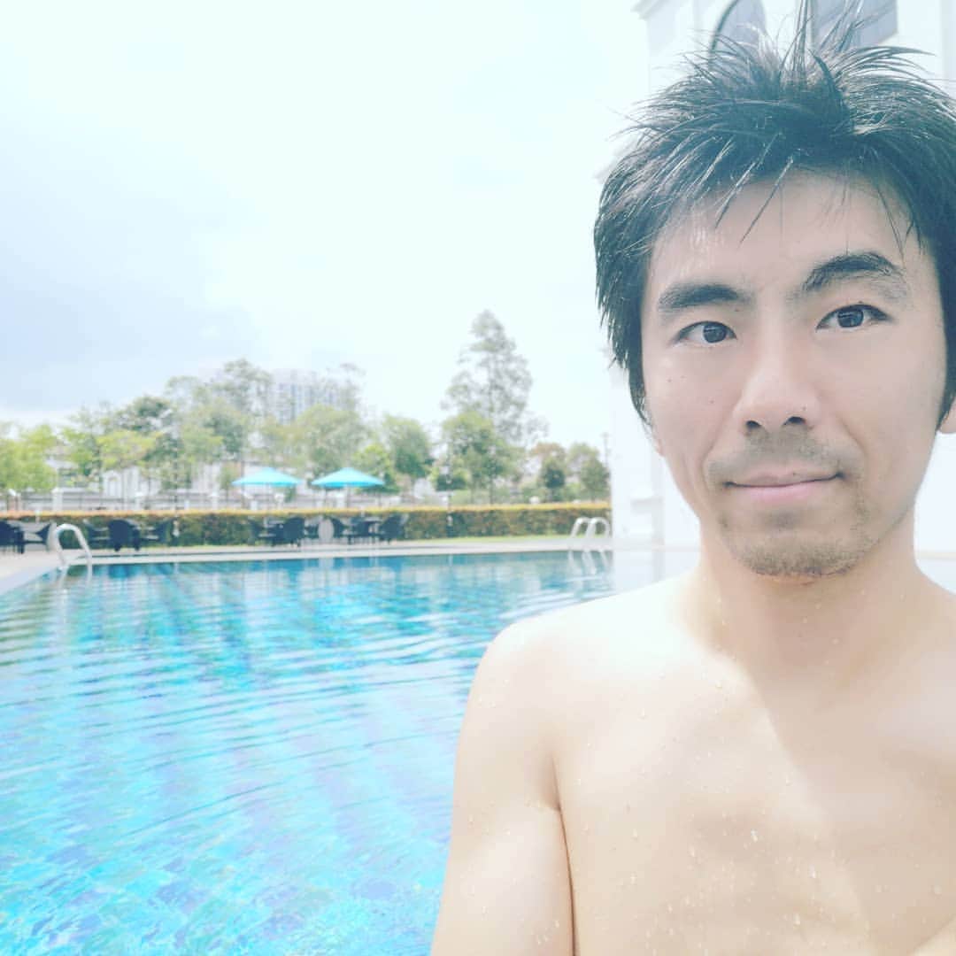 投資家兼FXトレーダー Tatsuki Jinnoのインスタグラム：「マレーシアの自宅に帰ってきました😀﻿ ﻿ 早速息子とプールへ。﻿ ﻿ ﻿ やっぱり温暖な気候はありがたいですね〜。﻿ ﻿ これからまた日々トレードに励みます😃」