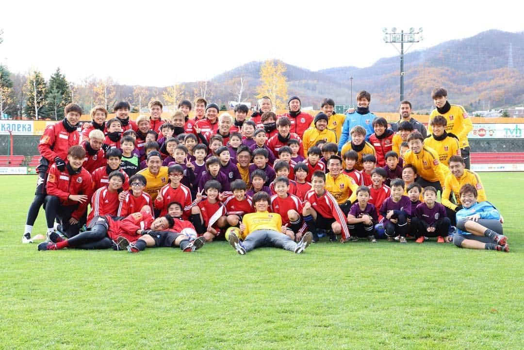 都倉賢さんのインスタグラム写真 - (都倉賢Instagram)「浦和レッドダイヤモンズ×北海道コンサドーレ札幌「TEAM AS ONE 北海道胆振東部地震サッカー交流」 子供達の笑顔を見れて嬉しかったな。 僕達は常にみんなと寄り添っていくよ！  今回この様な提案&実行してくれたレッズの選手スタッフ関係者の皆さん本当に有難うございました。  サッカーの力、スポーツの力を改めて実感しました。  #元気です北海道」11月11日 14時05分 - tokuraken