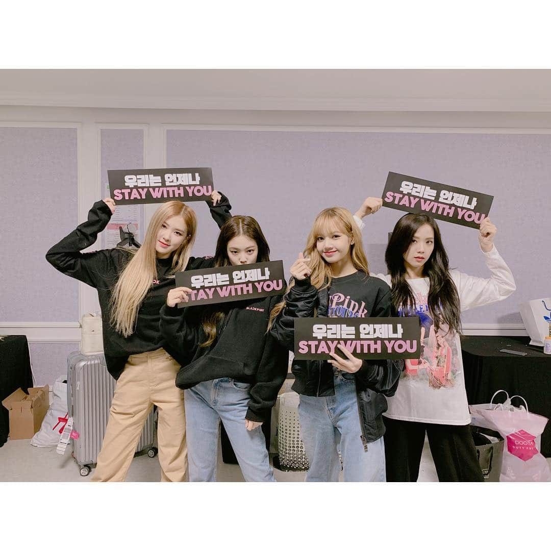 BLACKPINKさんのインスタグラム写真 - (BLACKPINKInstagram)「이틀 동안 너무 행복한 시간이였어요💕 앞으로도 쭉 STAY WITH US 사랑해요 블링크」11月12日 0時00分 - blackpinkofficial