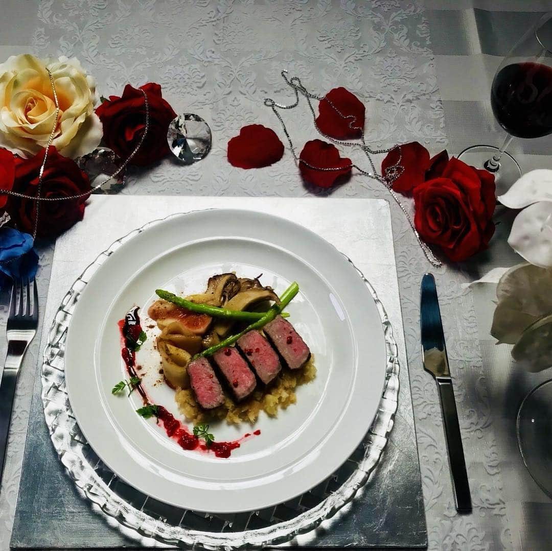 前山剛久さんのインスタグラム写真 - (前山剛久Instagram)「牛フィレ肉のステーキ リンゴのソース 〜おばあちゃんへの想いを添えて〜  珠玉の一品を作ることができました。  #夜な夜なバチェラー飯 #dtv #tvk」11月12日 0時14分 - maechan_we_taka