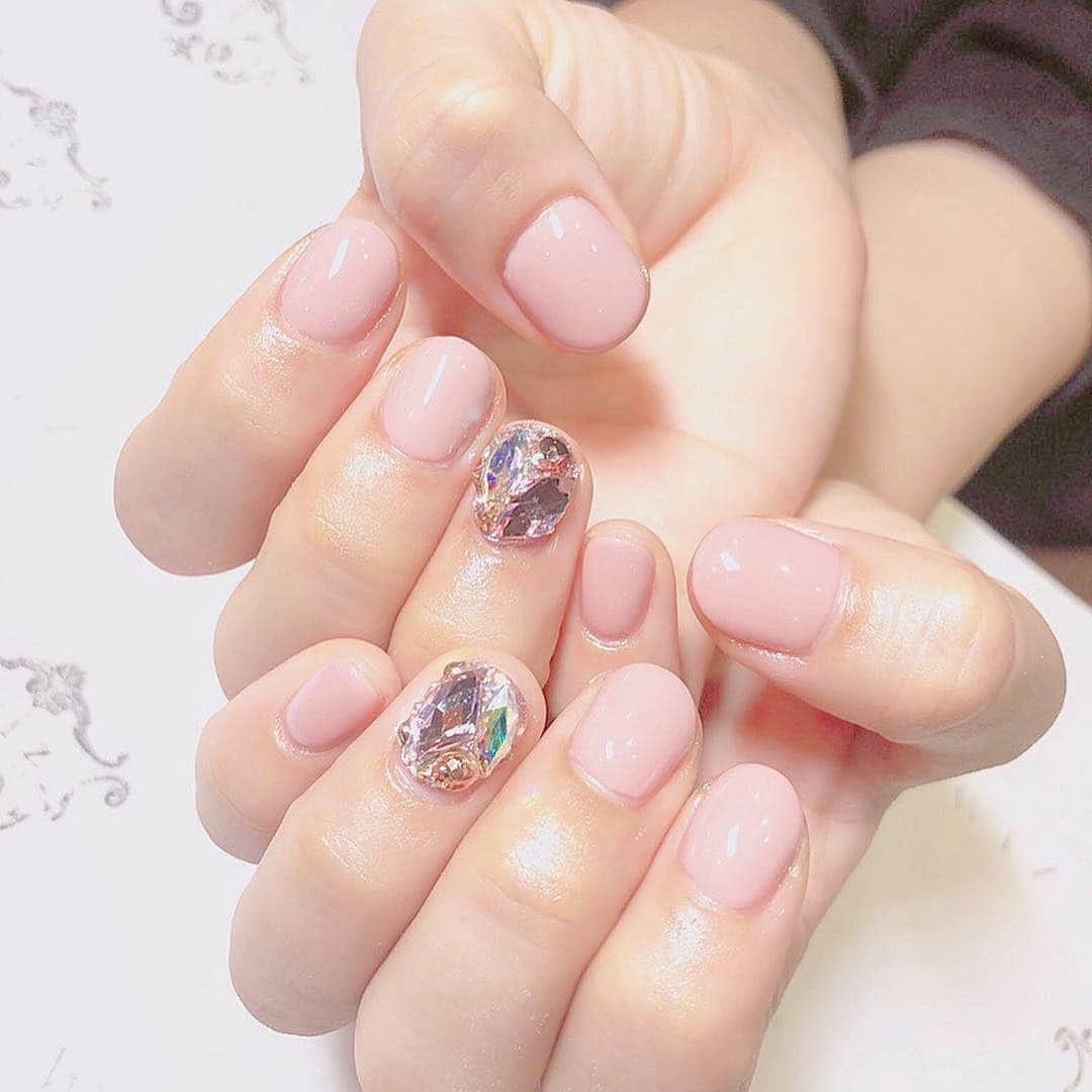 天木じゅんさんのインスタグラム写真 - (天木じゅんInstagram)「. . Wiz nail💗💗 @wiznail_0502  にて、今流行りのキラキラネイル!! シンプルだけどワンポイントで 少しオシャレに(*´˘`*) フッドは一周回って安定の暗めの赤。 . . あやかさんいつも ありがとうございます💗💗 @ayaka_shinohara_wiz . . #nail #wiznail #新宿 #nailsalon #天木じゅん #天木nail」11月12日 1時01分 - jun.amaki