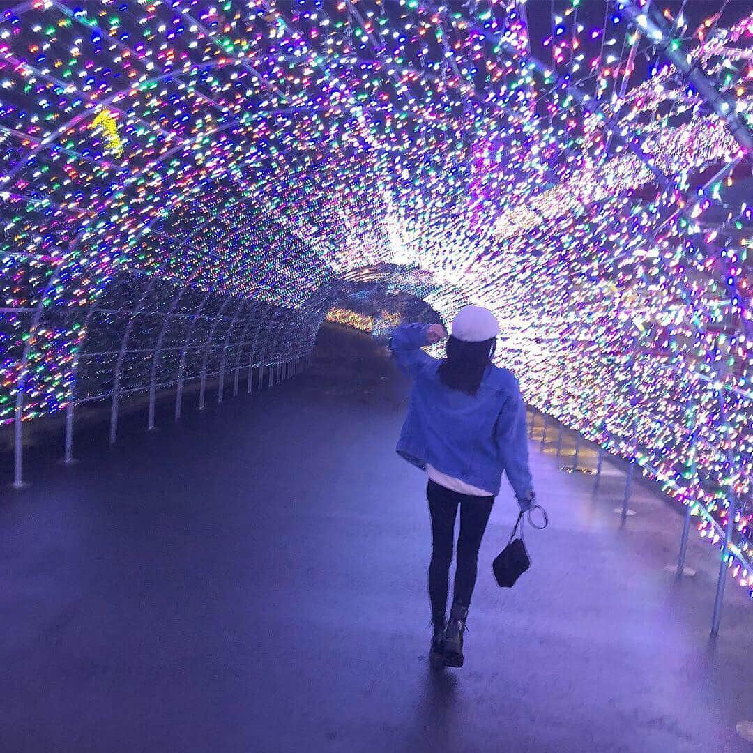 香音さんのインスタグラム写真 - (香音Instagram)「キラキラきれいだったなあ〜🌠 . . . もうすぐクリスマスか〜と思いながら通っておりました🤶 . . #illumination #ootd#のんうぇあ」11月11日 18時11分 - kanon420_official