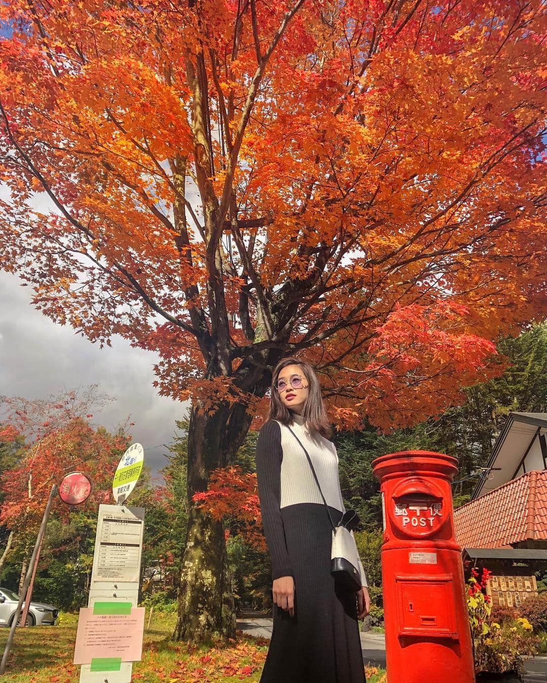谷川りさこさんのインスタグラム写真 - (谷川りさこInstagram)「軽井沢は紅葉が綺麗です！ #autumn #軽井沢#happy#紅葉#autumnfashion #beautiful #beautifuldestinations#japan photo by @heisei_8nen」11月11日 18時14分 - risakoko