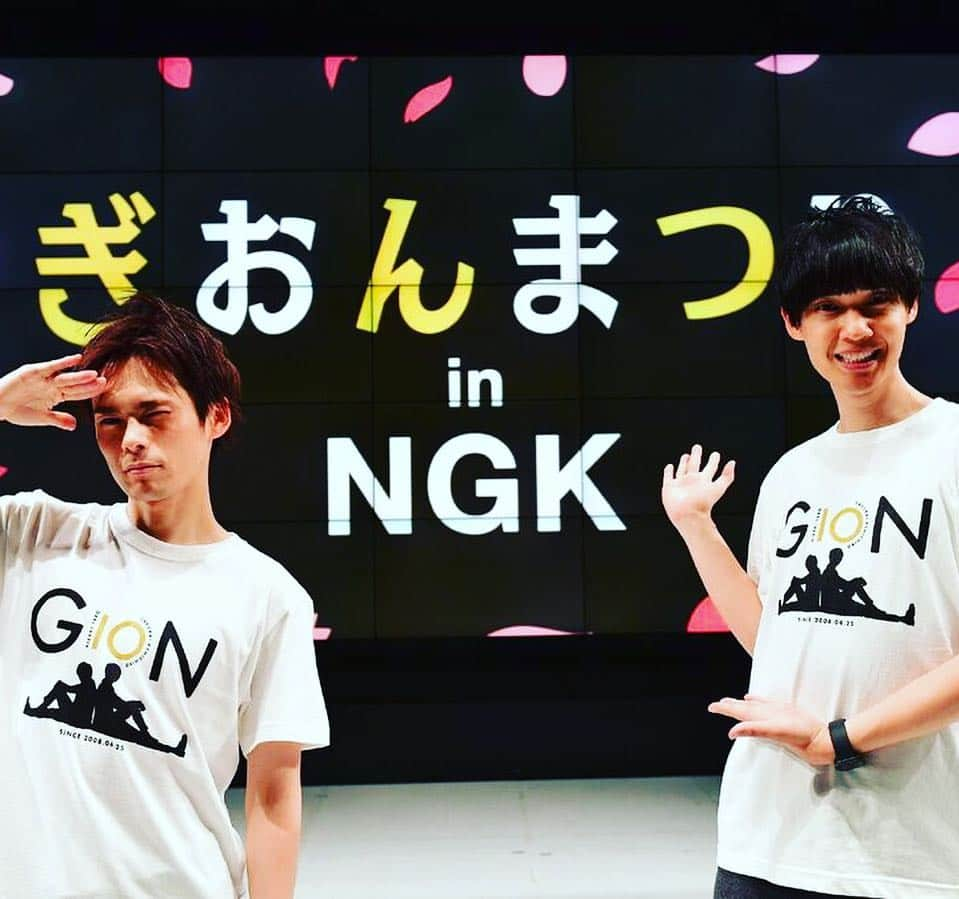 櫻井健一朗さんのインスタグラム写真 - (櫻井健一朗Instagram)「2018.11.9 「ぎおんまつりin NGK 」 結成10年の今年、初めてなんばグランド花月で単独ライブをやらせていただきました！ ご来場のみなさま、本当にありがとうございました！！ 音響、照明など、こちらの要望に完璧にこたえてくださったスタッフさんにも感謝！ 前日に舞台で確認中、 「オープニングで使う曲の歌詞で、赤黄色緑〜♫っていう歌詞があるのでそこで照明をその色にできますか？」と急遽発注したときの、マネージャーの、「なんそれ。」の顔は忘れられません。 VTRはわたしのこだわりの、ほとんど数字しか出てこない映像。夜中まで付き合ってくれた作家、ありがとう！ あと、アンケートが月刊のほうの少年ジャンプぐらいありました。全部読みました！ありがとうございました！！」11月11日 18時16分 - sakurai_k