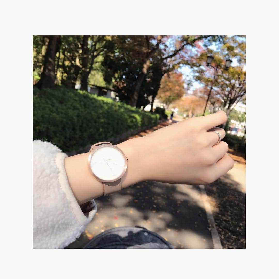 岸野里香さんのインスタグラム写真 - (岸野里香Instagram)「昨日の名古屋はポカポカ陽気でhappyでした🍂🤩 暑がりな息子くんはお昼間半袖半ズボンで余裕で過ごせた‼️ 久々のランチ嬉しかったなぁ✨ 時計つけるだけで私服もグレードアップ出来る気がします💕、 サイズ感が腕を華奢に魅せてくれるから好き😍⌚️40mmつけてます〜  クーポンコードは⏬ http://mavenwatches.jp/ 『rikakishino_offical』 使用で10パーセントオフに🤩  @mavenjapan  #mavenwatches #マベン#マベンウォッチズ#腕時計#時計#手元倶楽部 #男の子ママ」11月11日 18時37分 - rikakishino_official