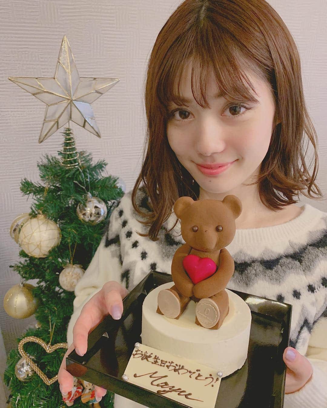 のインスタグラム：「お誕生日🎂🧸💓 ９日に25歳になりました💞 今年は１日に3つもケーキが出てきてびっくり🤣💕 くまちゃんのケーキは念願だったから嬉しすぎた~❣️ 25歳のわたしもよろしくおねがいします🥺💖 . 👗 @mercuryduo_com @mercuryduo_styling #フェアアイルブラウジングニットワンピース #mercuryduo」