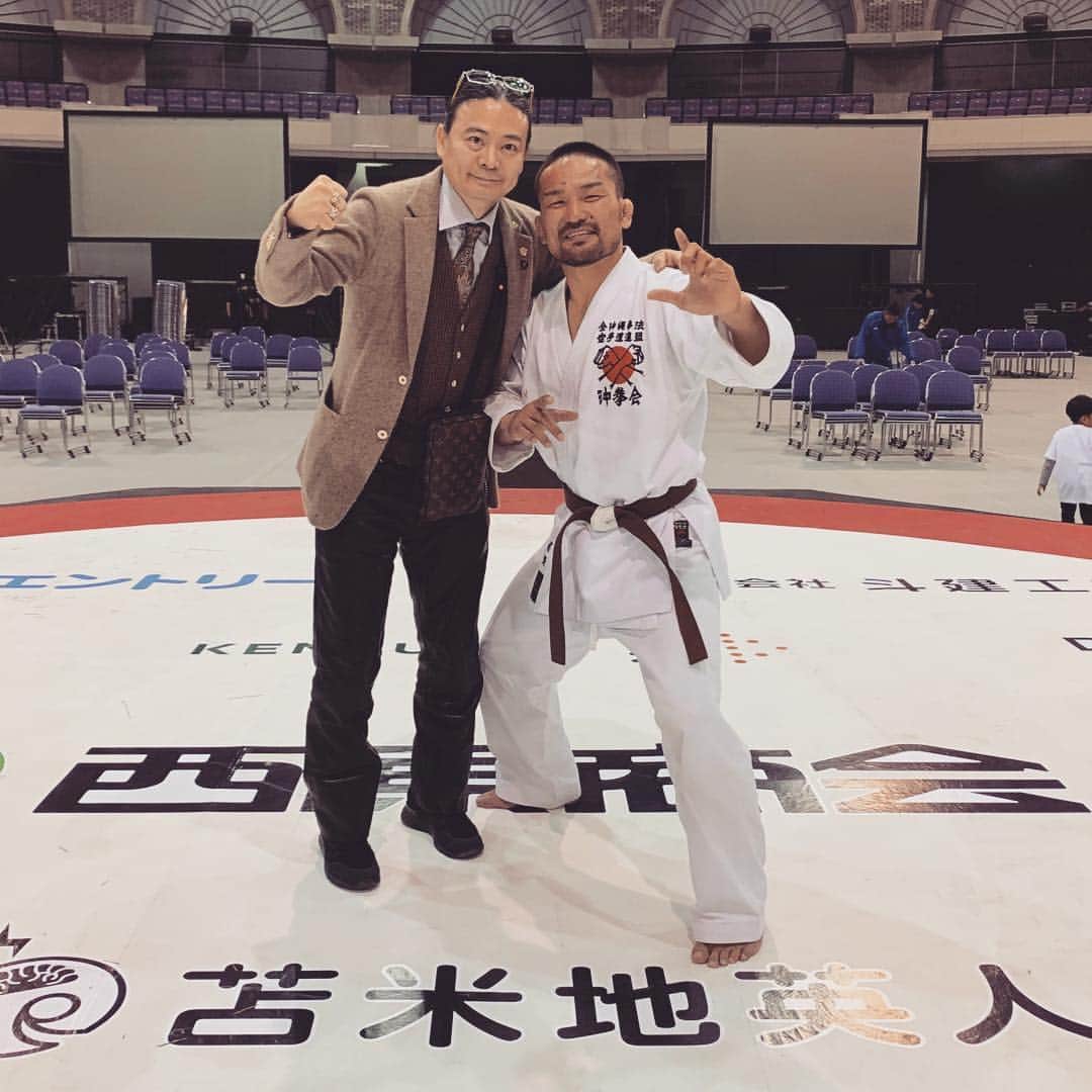 苫米地英人のインスタグラム：「親が子供に見せたい格闘道「敬天愛人」が今日鹿児島アリーナであった。キングオブパンクラシスト二回王者のロッキー川村選手、松濤館流空手ワールドカップ優勝並びに極真空手第9回全世界空手道選手権準優勝のヤン・ソウクップ選手らを破り、見事に菊野克紀選手が初代優勝者となった。素晴らしい大会だった。一緒に観戦に来た山城美智師範は気がついたら菊野選手のセコンドについてた。山城先生の指導もさすが。決勝試合の直前に控えで、菊野選手、山城師範に心の中で呟いた通りのコンビネーションで優勝した。少し貢献したかも。  Martial Arts Kakutodo for both parents and children “Kei Ten Ai Jin” tournament was held today in Kagoshima.  Mr. Kikunori Katsuno of Okinawa Karate won the championship winning over formidable professional martial artists such as Mr. Jan Soukup, Former Champion of Shotokan Karate World Cup, and Finalist at 9th Kyokushin World Open at Semi-Final and over Mr. Rocky Kawamura, two-time winner of King of Pancrasist at Final.」