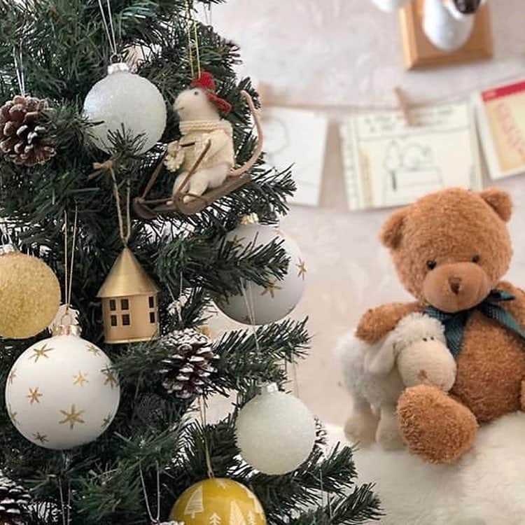 salut!さんのインスタグラム写真 - (salut!Instagram)「. 𖥧＊ クリスマスツリーアレンジリレー ＊𖥧 . . @salut_ikebukuro.kaho さんからバトン受け取りました☺︎𖥧𖥧𖥧 . アレンジリレー最後は私  @salut_nagoyachaya.moeka がご紹介させていただきます ❄︎ . . . 私はsalut!らしい "ナチュラル" をテーマに飾ってみました 𖠿𖧧 . . 飾りつけのポイントは𓈓 2色＋素材の色 ⑅𓅰 今回は白と黄色(金)でまとめて 松ぼっくりやボックスは素材そのままのものを使いました ❄︎❄︎❄︎ . . そして salut!の リサイクルウッドボックス が驚くほどぴったり⍥♡ 脚を隠すだけでグッと見栄えが良くなります☝︎ . . . . 次のpostで 実際にお部屋に飾った写真を投稿いたします♡ . . . ▼ 今回使ったアイテムはコチラ ▼ 𓍲クリスマスツリー90cm ¥1,000+tax 𓍲おうちオーナメントまるGD ¥108+tax 𓍲リサイクルウッドボックス ¥800+tax . . ぜひ店頭にてご覧ください( ¨̮ ) . . . . . #salut! #サリュ #まいにちインテリア #インテリア#雑貨 #インテリア雑貨 #ナチュラル #ナチュラルインテリア #茶屋イオン #イオンモール名古屋茶屋 #クリスマス #クリスマスツリー #飾りつけ #サリュで楽しむクリスマス #クリスマスツリー飾り付け #アレンジ #サンタ #オーナメント #名古屋茶屋 #名古屋 #茶屋」11月11日 19時13分 - salut_shop