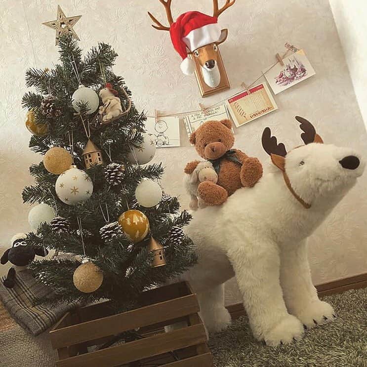 salut!さんのインスタグラム写真 - (salut!Instagram)「. 𖥧＊ クリスマスツリーアレンジリレー ＊𖥧 . . @salut_ikebukuro.kaho さんからバトン受け取りました☺︎𖥧𖥧𖥧 . アレンジリレー最後は私  @salut_nagoyachaya.moeka がご紹介させていただきます ❄︎ . . . 私はsalut!らしい "ナチュラル" をテーマに飾ってみました 𖠿𖧧 . . 飾りつけのポイントは𓈓 2色＋素材の色 ⑅𓅰 今回は白と黄色(金)でまとめて 松ぼっくりやボックスは素材そのままのものを使いました ❄︎❄︎❄︎ . . そして salut!の リサイクルウッドボックス が驚くほどぴったり⍥♡ 脚を隠すだけでグッと見栄えが良くなります☝︎ . . . . 次のpostで 実際にお部屋に飾った写真を投稿いたします♡ . . . ▼ 今回使ったアイテムはコチラ ▼ 𓍲クリスマスツリー90cm ¥1,000+tax 𓍲おうちオーナメントまるGD ¥108+tax 𓍲リサイクルウッドボックス ¥800+tax . . ぜひ店頭にてご覧ください( ¨̮ ) . . . . . #salut! #サリュ #まいにちインテリア #インテリア#雑貨 #インテリア雑貨 #ナチュラル #ナチュラルインテリア #茶屋イオン #イオンモール名古屋茶屋 #クリスマス #クリスマスツリー #飾りつけ #サリュで楽しむクリスマス #クリスマスツリー飾り付け #アレンジ #サンタ #オーナメント #名古屋茶屋 #名古屋 #茶屋」11月11日 19時13分 - salut_shop
