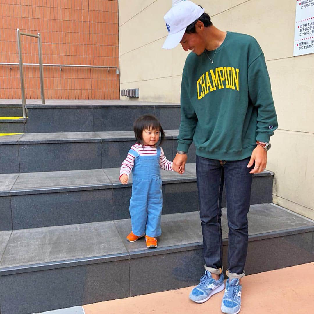 kazuki iwaiのインスタグラム：「いつかのをまとめて📸  昨日で1歳5ヶ月のひーちゃん👧🏼 ずっと仲良くしてようね👨‍👩‍👧 #パパ#パパコーデ#親バカ部#娘#今日のコーデ#ブライトリング#instafashion#fashion#l4like#followforfollowback#breitling」