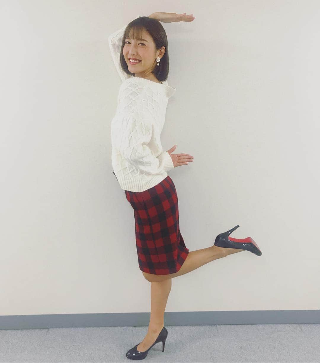 小澤陽子さんのインスタグラム写真 - (小澤陽子Instagram)「at work☻  素敵なゲストのお二人で、お城みたいに 華やかなスタジオな今日🏰🌹✨ GⅠ 『エリザベス女王杯』でした👑🇬🇧 . . #おざよーの本日の人文字KEIBA🏇 は、 昨年とはまた違う “Elizabeth” の、〝Ｅ〟🕺🏻💛 . . #DAIGOのワイド #今日は本物の旦那様と共演 #エリザベス女王杯🇬🇧 #ルメール止めーた のはまたまた外国人ジョッキー #マジックマン #モレイラ騎手🇧🇷 #🇯🇵GⅠ初制覇 #リスグラシュー #悲願のゴールドメダル🥇 #京都は外国人祭りでした🎭 #衣装ピアスが激かわだった💎」11月11日 20時11分 - yoko.ozawa729