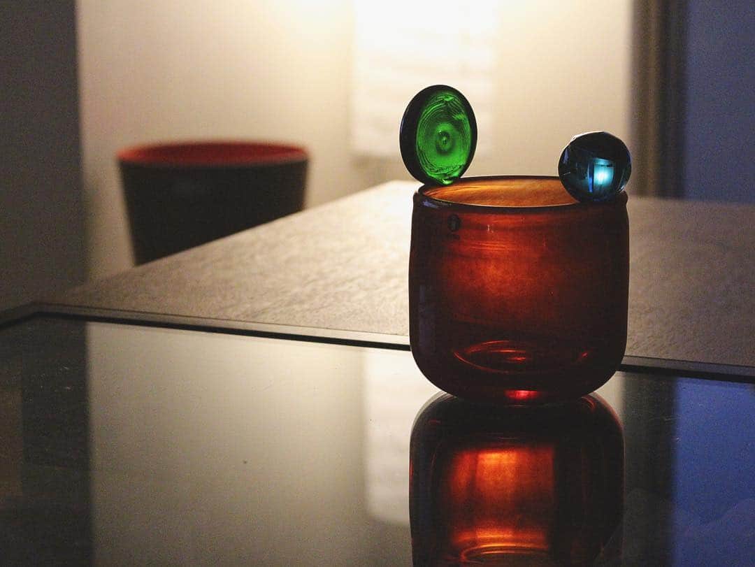 snooze500のインスタグラム：「レッドは、うす暗い中でも良い感じだなぁ♪ パウダーのおかげか✨ ‥ #iittala #scope_japan #oivatoikka #ikea  #イッタラ #アラビア #北欧 #北欧雑貨 #北欧インテリア」