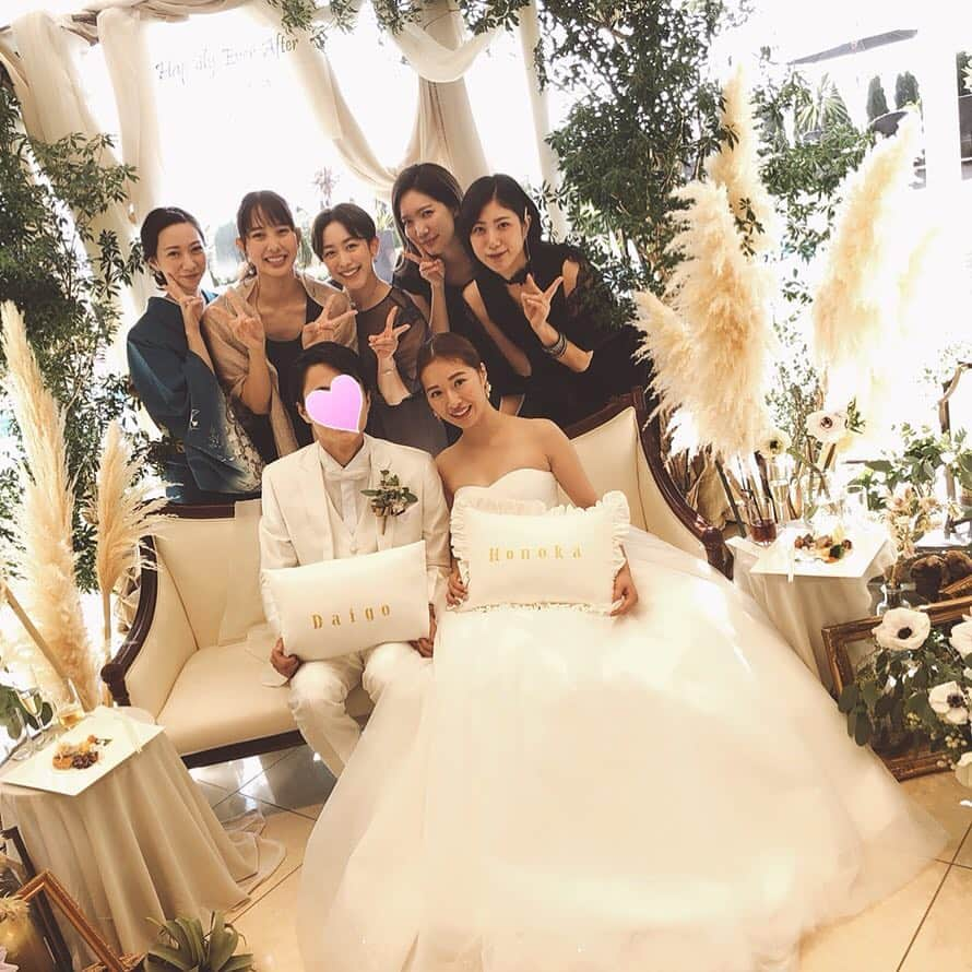 奥村真友里さんのインスタグラム写真 - (奥村真友里Instagram)「穂乃花の結婚式でした👰🤵 とっても可愛いステキな夫婦。 幸せそうな穂乃花が見れて私達もすごく幸せでした☺️」11月11日 20時27分 - mayuri_okumura