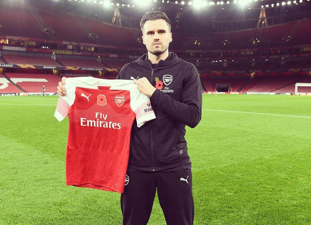カール・ジェンキンソンのインスタグラム：「Remembrance Sunday. A day to remember those who sacrificed everything so that we can be here today. I look forward to paying my respects at the Emirates this afternoon. #remembranceday #armistice100 #neverforget #thankyou」
