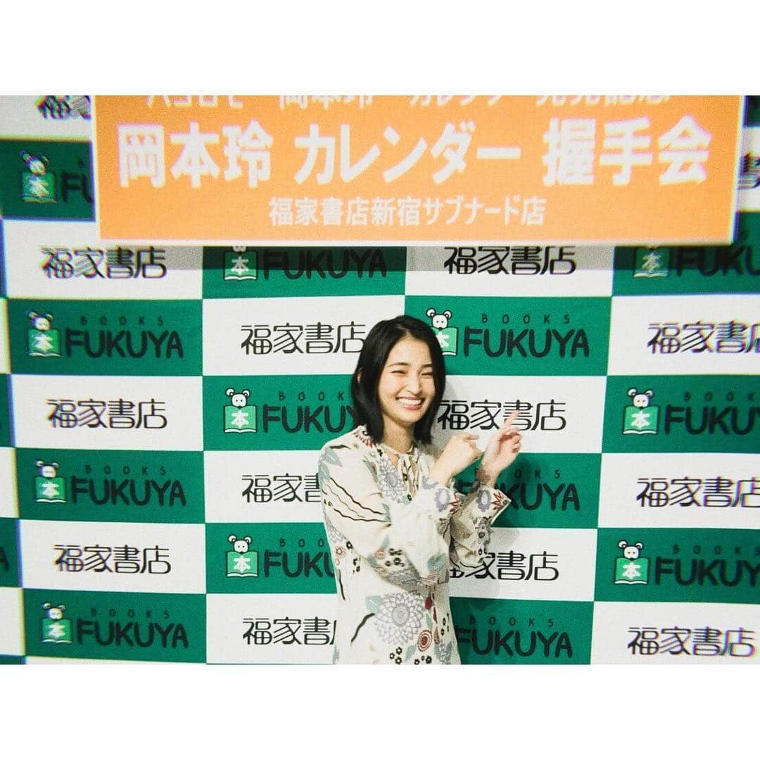 岡本玲さんのインスタグラム写真 - (岡本玲Instagram)「. カレンダー発売イベント 無事終わりました🌷 ふぅー、ほっとした。 直前までなぜかめっちゃ緊張してるんだけど、始まると楽しい年1回のこのイベント。 . 来てくれた方々本当にありがとう！ 行きたいけど行けないって悲しんでくれた方々もありがとう！😭 見守ってくれた方々もありがとう！😌 いつも来てくださる面々も、 初めましてやお久しぶりな方も、 少しの時間でしたが、 帰り道、少しでも楽しかったなと思っていただけてたら嬉しいです。 . 弟の代わりに来ましたってお姉さんも、カップルで来ましたって方も、何組かいて色ーんな方にお会い出来て幸せでした。 いつも「玲さんのファンの方は礼儀正しくて優しそうな人が多いですね☺️」とマネージャーさん達に言ってもらえるのも、ひとりでふふっと喜んでます。鼻が高いですぞ！嬉 . 去年も思いましたが、 「学生の頃から好きで自分で働けるようになって初めて来れました！」って方や、「就職で上京してやっと来れました！」って方、「昔から知ってたけど今回ついに会いに来ました！」って言ってくれる方などなど、ずっと続けてたからこそお会いできた方が沢山いるなと。 毎日いろいろあるけどさ、 ほんと、続けてきてよかったです。 続けてこれたからこそ見える景色ってあるんだろうなって。もちろんこれから先もっと沢山あるんだろうけどさ。 . 皆さんのお陰です。 ありがとう。 また来年もお会いしましょう！」11月11日 21時02分 - rei_okamoto