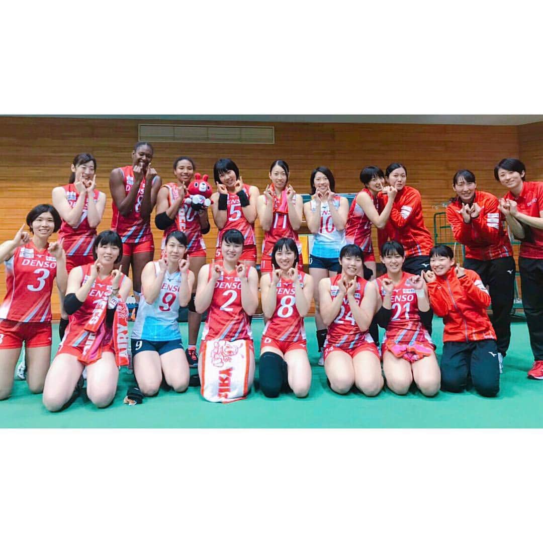 大竹里歩のインスタグラム：「🌼 今週２連勝!!６ポイントGET⭕️ . リーグが始まりたくさんの方に｢おかえり♪｣と 声を掛けて頂き嬉しい気持ちでいっぱいです✨ . １年４ヶ月ぶりのバレーコート🏐 こうして復帰することが出来たのは今まで 関わって下さった全ての方々のおかげです☆ 本当に感謝しています(*^^*)💓 . . まだまだ始まったばかり。 チーム全員で戦い抜きます!! . . #みんなとバレーするのがやっぱり楽しい #毎試合緊張で吐きそう笑#でも楽しむことを忘れずに #DENSOAIRYBEES .」