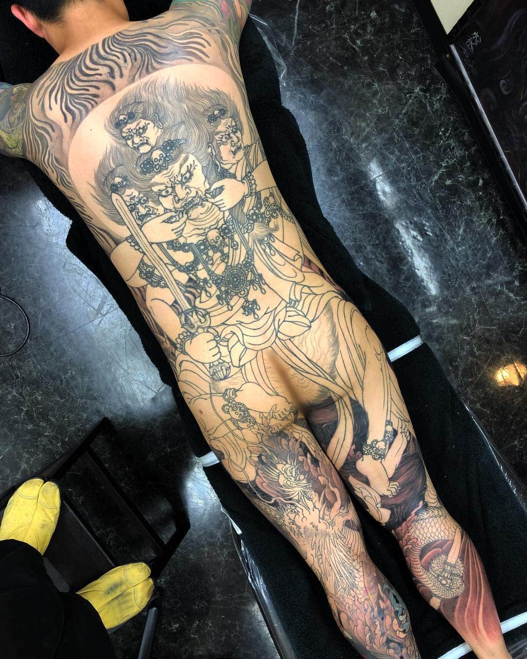 のインスタグラム：「In progress,, just finished back ground black shading,, Actually, started this “Fudomyoo” was about 3 years ago,, I’m so happy to continued this time,, Thank you! Otsukaresama Deshita! @nickling Keep Blazing! #shige #shigetattoo #shigeyellowblaze #yellowblazetattoo #黄炎 #不動明王 #四面四臂四足不動明王 #日本刺青 #fudomyoo #acalanatha #japanesetattoo #japaneseart #japan @cheyenne_tattooequipment #cheyennefamily #madeforartists #hawkpen #solnova」