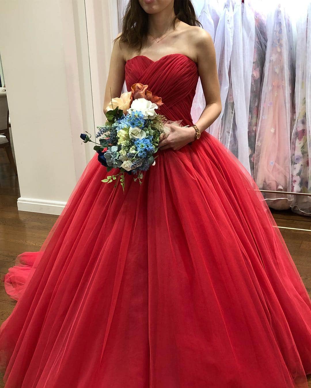 fino_wedding【フィーノ公式】さんのインスタグラム写真 - (fino_wedding【フィーノ公式】Instagram)「イサムモリタの赤  チュールのボリュームとボディのカシュクールが大人キレイなカラードレス。  光沢を押さえた品のあるカラーに仕上がってます。  @fino_wedding  @isamumorita136  #wedding #ウエディングドレス #colordress #カラードレス #イサムモリタ #チュールドレス #人気カラー #店内撮影 #今日も楽しかった #本当に嬉しい #また来てね #お客様 #2019春婚 #usami #terao#finostyle #プレ花嫁 #静岡プレ花嫁 #日本中のプレ花嫁さんと繋がりたい #スタッフおすすめ #今日もありがとう#サイズ直し#ベアトップ#ウエストベルト#movie #happy #red」11月11日 21時19分 - fino_wedding