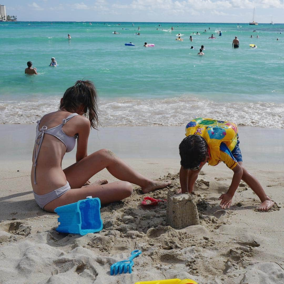 田中彩子さんのインスタグラム写真 - (田中彩子Instagram)「. ゆっくりできたKIDS WEEK🏝 . お魚がたくさん居るプールでシュノーケリングをしたり、 海遊びをしていて大きいサメ居るかな？と魚にとても興味を持った息子は帰国してからも水族館へ🐳 . 魚が大好きになったみたいです✨ アウラニのプールシュノーケルは冷たいけどおすすめです👍🏼 . swimwear...#madebydawn  jeans...#redone . たくさん質問いただいたbody make👍🏼 私はトレーニングはしていなくて、重めの娘を抱っこするくらい。笑 と朝昼の食べ忘れをよくします。笑 下っ腹がでているのでハイウエストで少しゆるめのデニムを履いて誤魔化しているだけです。笑 ジャストサイズよりゆるいサイズの方が足も細くウエストも細く見えると思います✨」11月11日 21時46分 - ayako_tanaka_