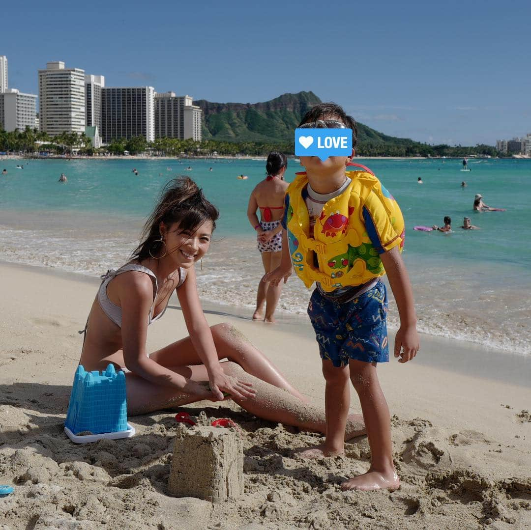 田中彩子さんのインスタグラム写真 - (田中彩子Instagram)「. ゆっくりできたKIDS WEEK🏝 . お魚がたくさん居るプールでシュノーケリングをしたり、 海遊びをしていて大きいサメ居るかな？と魚にとても興味を持った息子は帰国してからも水族館へ🐳 . 魚が大好きになったみたいです✨ アウラニのプールシュノーケルは冷たいけどおすすめです👍🏼 . swimwear...#madebydawn  jeans...#redone . たくさん質問いただいたbody make👍🏼 私はトレーニングはしていなくて、重めの娘を抱っこするくらい。笑 と朝昼の食べ忘れをよくします。笑 下っ腹がでているのでハイウエストで少しゆるめのデニムを履いて誤魔化しているだけです。笑 ジャストサイズよりゆるいサイズの方が足も細くウエストも細く見えると思います✨」11月11日 21時46分 - ayako_tanaka_