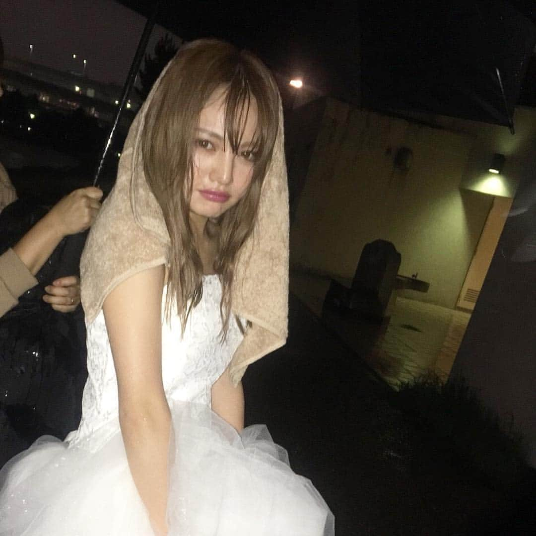 S Cawaii！さんのインスタグラム写真 - (S Cawaii！Instagram)「雨の中頑張ってくれたぽぽ😫☔️ スペシャルなウエディングドレス姿です👗  にゃんさんのメッセージが詰まった 巻頭ページのオフショット🍬 ぽぽのスペシャル衣装と にゃんさんの原稿、 どちらもすごーく見応えあります😳  ぽーちゃんほんとにありがとう😭💕 #scawaii #offshot #ちぃぽぽ #吉木千沙都」11月11日 22時01分 - scawaii.magazine