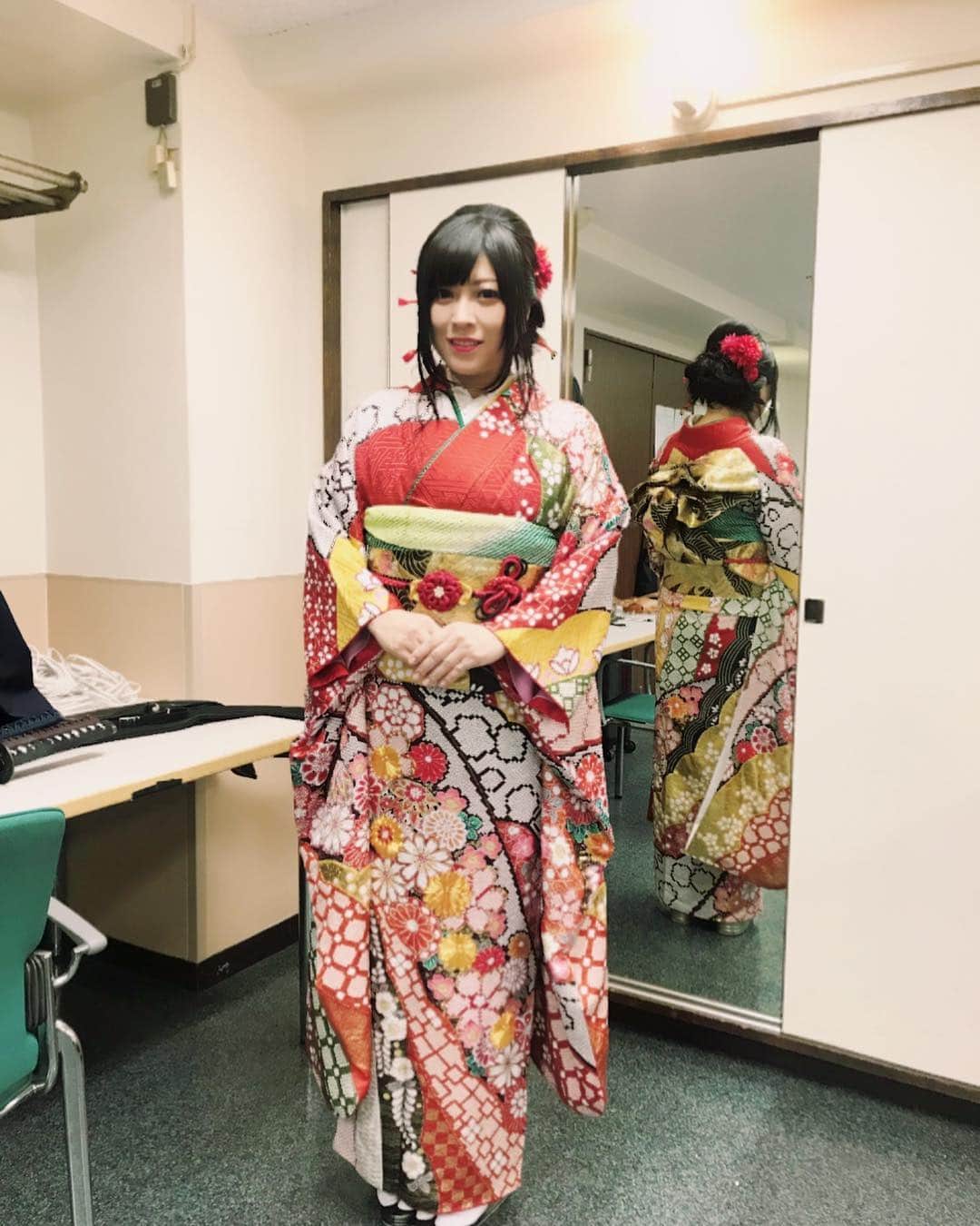 鈴華ゆう子のインスタグラム：「本日、全国吟剣詩舞道大会にて振袖にて吟詠を。壮心流の舞と共に「江戸開城に懐う」を歌いました。いかがでしたか？ #yukosuzuhana #詩吟 #吟詠 #壮心流 #吟剣詩舞」