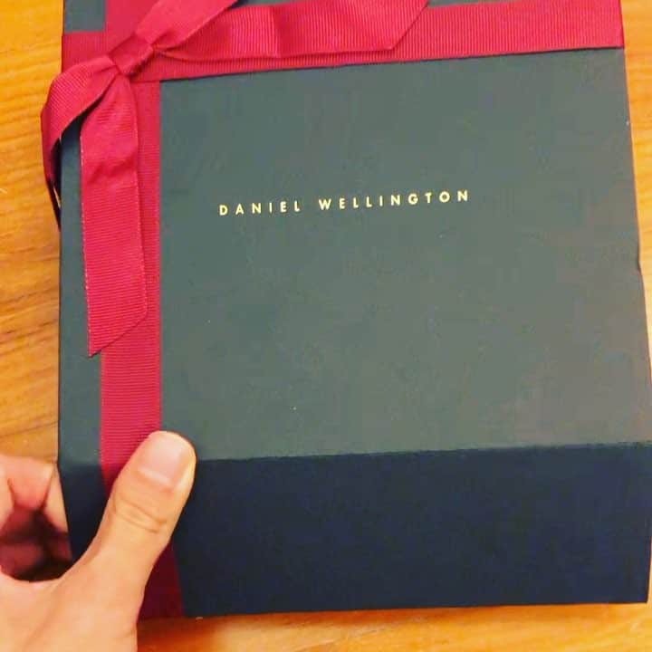 周凱翔のインスタグラム：「Few weeks til Xmas!!Remember to check off your list before Santa checks off his.  #DanielWellington is now offering a special 10% off for any 2 or more items purchase. Not enough? What about using my code kaixiang18 to get additional 15% off on www.danielwellington.com +Free Shipping +Free Xmas Wrapping. #DanielWellington #DWforeveryone」
