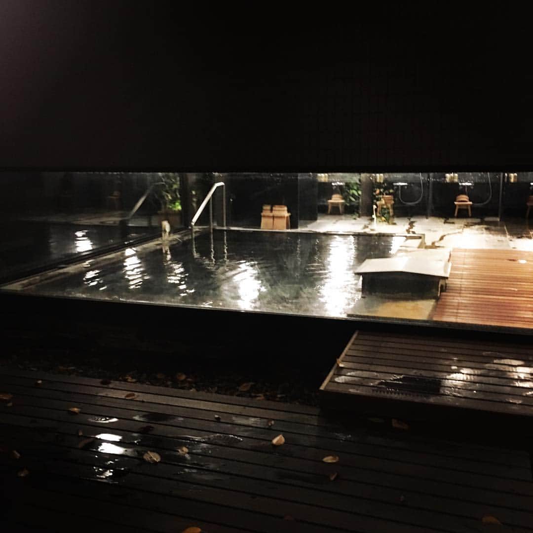志摩有子さんのインスタグラム写真 - (志摩有子Instagram)「遅めの到着で大浴場には誰もいなかったので、お宿の方に許可を頂いて…。ライトアップされた紅葉を愛でながら、ぬるめの柔らかいお湯でふやける。  #箱根 #強羅 #温泉 #露天風呂 #箱根本箱 @hakonehonbako  #長湯 #ふやける #長風呂して晩ごはんに遅れそうに」11月11日 22時31分 - ariko418
