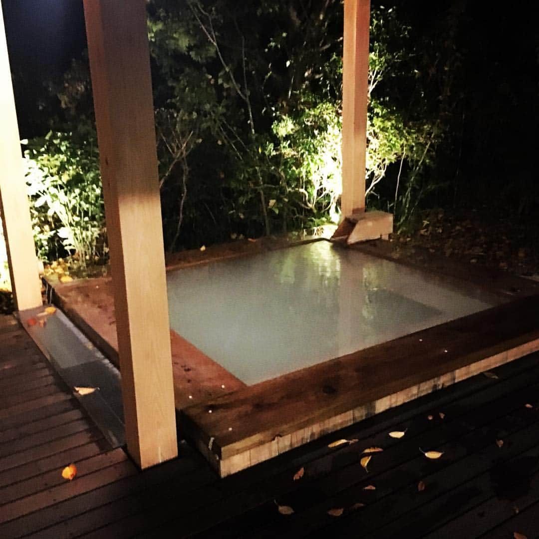 志摩有子さんのインスタグラム写真 - (志摩有子Instagram)「遅めの到着で大浴場には誰もいなかったので、お宿の方に許可を頂いて…。ライトアップされた紅葉を愛でながら、ぬるめの柔らかいお湯でふやける。  #箱根 #強羅 #温泉 #露天風呂 #箱根本箱 @hakonehonbako  #長湯 #ふやける #長風呂して晩ごはんに遅れそうに」11月11日 22時31分 - ariko418