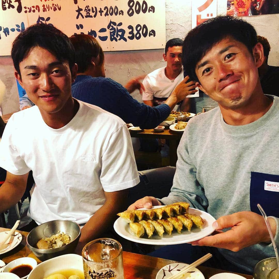 白崎浩之さんのインスタグラム写真 - (白崎浩之Instagram)「みんなが言ってた美味しい餃子食べたいなぁって言ってたら昂平が誘ってくれました。 しんやさんも来てくれました。 後ろの席にも同級生でご飯食べてる ゆう、むね、こうき。 みんな仲良しさんですね^_^  #鈴木昂平 #廣澤伸哉 #今日はしゃくれない #餃子まじで3人で20人前以上食べた #一番最初に棄権したのはしんやさん #高知 #安兵衛 #とりあえずブレスケア飲んだよね笑」11月11日 22時27分 - shirasaki_hiroyuki