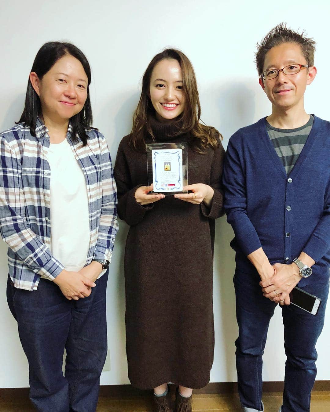 のインスタグラム：「. 数ヶ月前に参加させていただいた「第12回 ROOTOTEチャリティーイベント」において、ROOTOTEさんから感謝状をいただきました😆✨ . それからセーブ・ザ・チルドレン・ジャパンの取り組みの具体例などの説明をいただき、今後私自身がどう参加できるか少しだけ話し合う機会をいただきました😊 . このイベントを知らない方々にちょっと説明を、、 このイベントは、ROOTOTEの無地のトートバッグに、主旨に賛同した各界著名人がアートワークを施し、ギャラリーにての展示とともに「ヤフオク！」にてチャリティーネットオークションをするもの。今年の作品の売上金は全額は、公益社団法人セーブ・ザ・チルドレン・ジャパンを通じて熊本地震で被災された子どもたちと西日本豪雨で被災された子どもたちの支援に活用させていただきました。 . 写真は、ROOTOTEの恒木さんと セーブ・ザ・チルドレン・ジャパンの吉田さんと一緒に。 . #セーブザチルドレンジャパン #savethechildren #savethechildrenjapan #rootote #12RTチャリティー #アヤカウィルソン #ayakawilson」