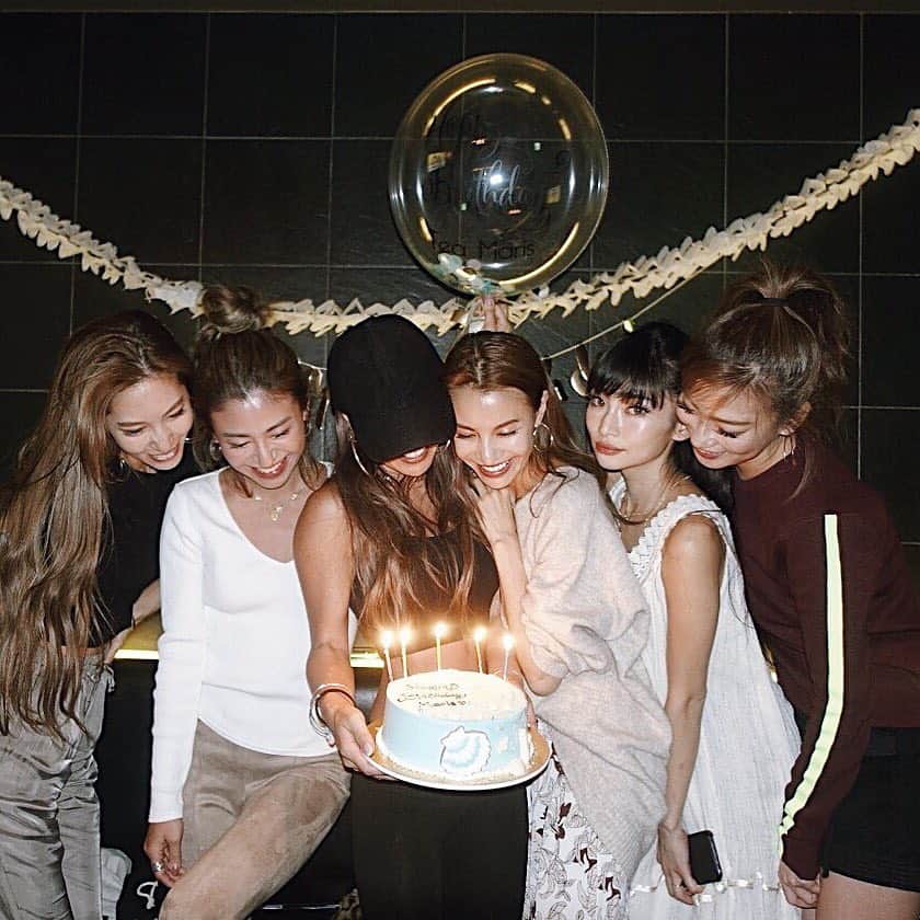 長谷川唯のインスタグラム：「・ ・ @marristea  BIRTHDAY party💋❤️🌹 ・ ・ みぃと3人はタメで最近仲良くなったんだけどでもなんだか昔から友達な感覚🙈♥️♥️ ・ ・ いつも会うとHappyなマリス😍✨そんなマリスがらびゅー💋😘 ・ ・ あらためてHappyBirthDay💐💐✨♥️ ・ ・」