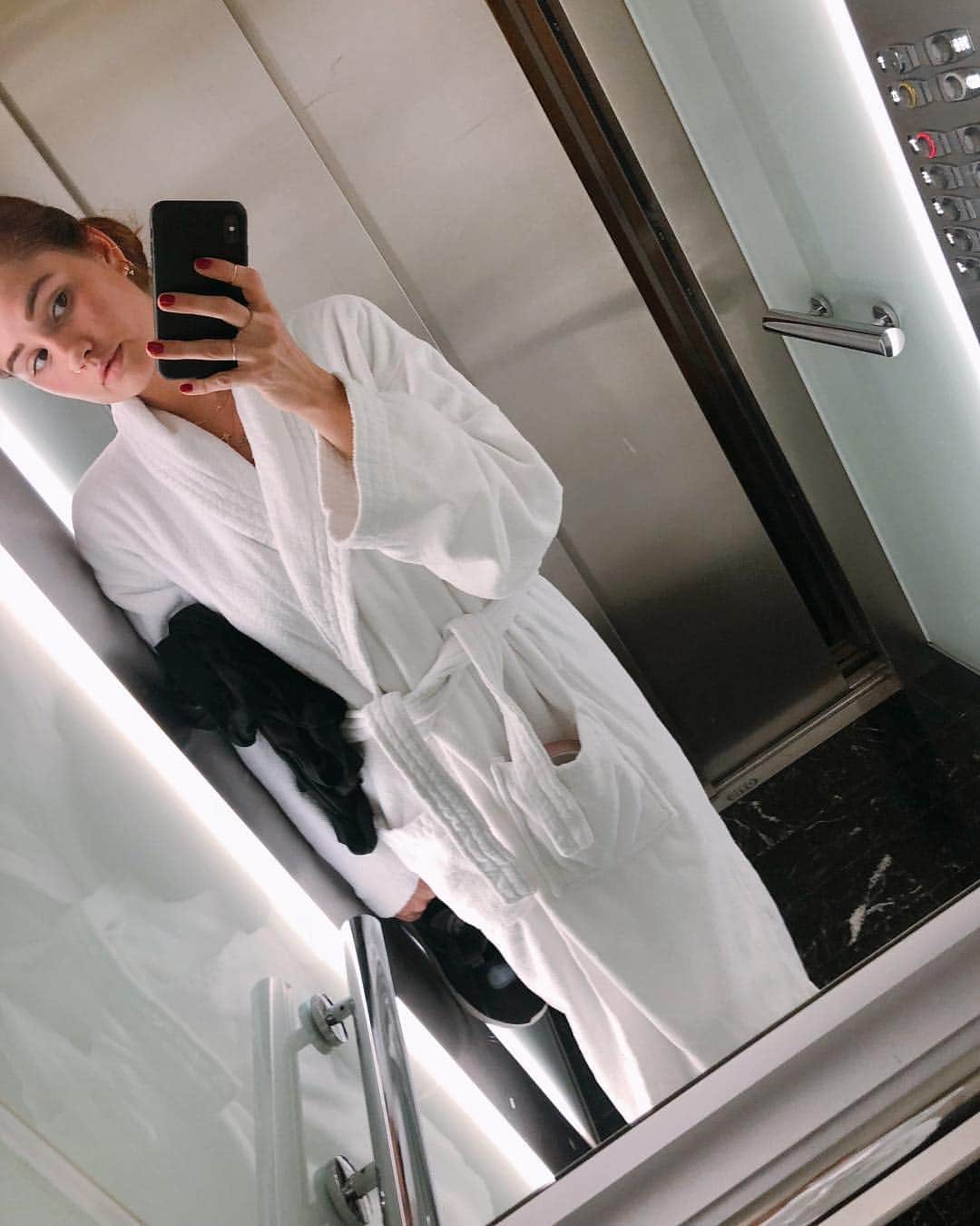 のインスタグラム：「spent 20 minutes in the gym and an hour in the spa — is that cool」