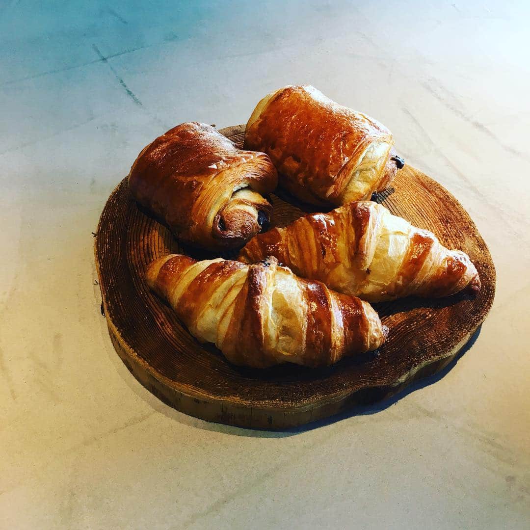 志摩有子さんのインスタグラム写真 - (志摩有子Instagram)「焼きたてパンに蕪のポタージュとキッシュ。朝食はこのシンプルさがいい。食後はまた読書三昧。 #朝食 #breakfast @hakonehonbako」11月12日 10時21分 - ariko418