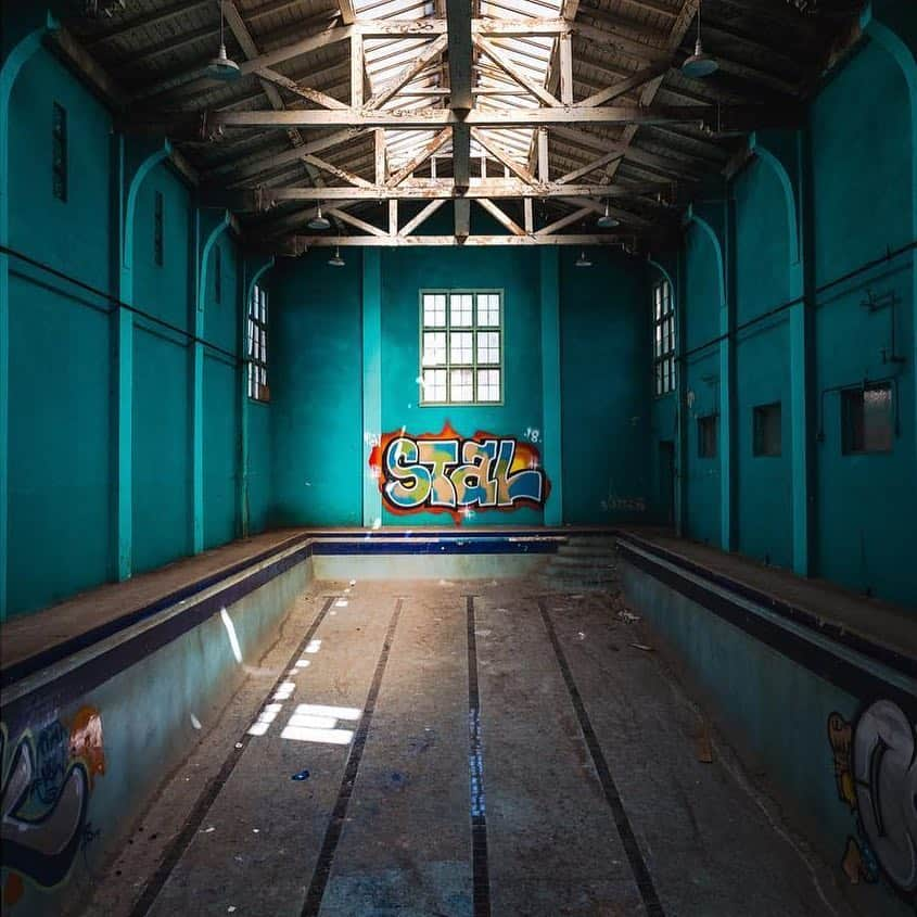 ライカさんのインスタグラム写真 - (ライカInstagram)「Abandoned buildings can be a photographer's playground. This shot from LA is testament to Leica SL shooter Nordy's (@n.rdy) adventurousness in search of the perfect light and color combination. Find out more about the Leica SL via the link in bio.  #LeicaCamera #Leica #🔴📷 #LeicaSL #Leicagram #LeicaArchitecture #LeicaPhoto #LeicaSociety #LeicaWorld #FastDirectMirrorless #architecturephotography #architecture_minimal #architecture_view #archilover #abandonedplaces #abandonedworld #graffitigram #TheLeicaLook」11月12日 3時22分 - leica_camera