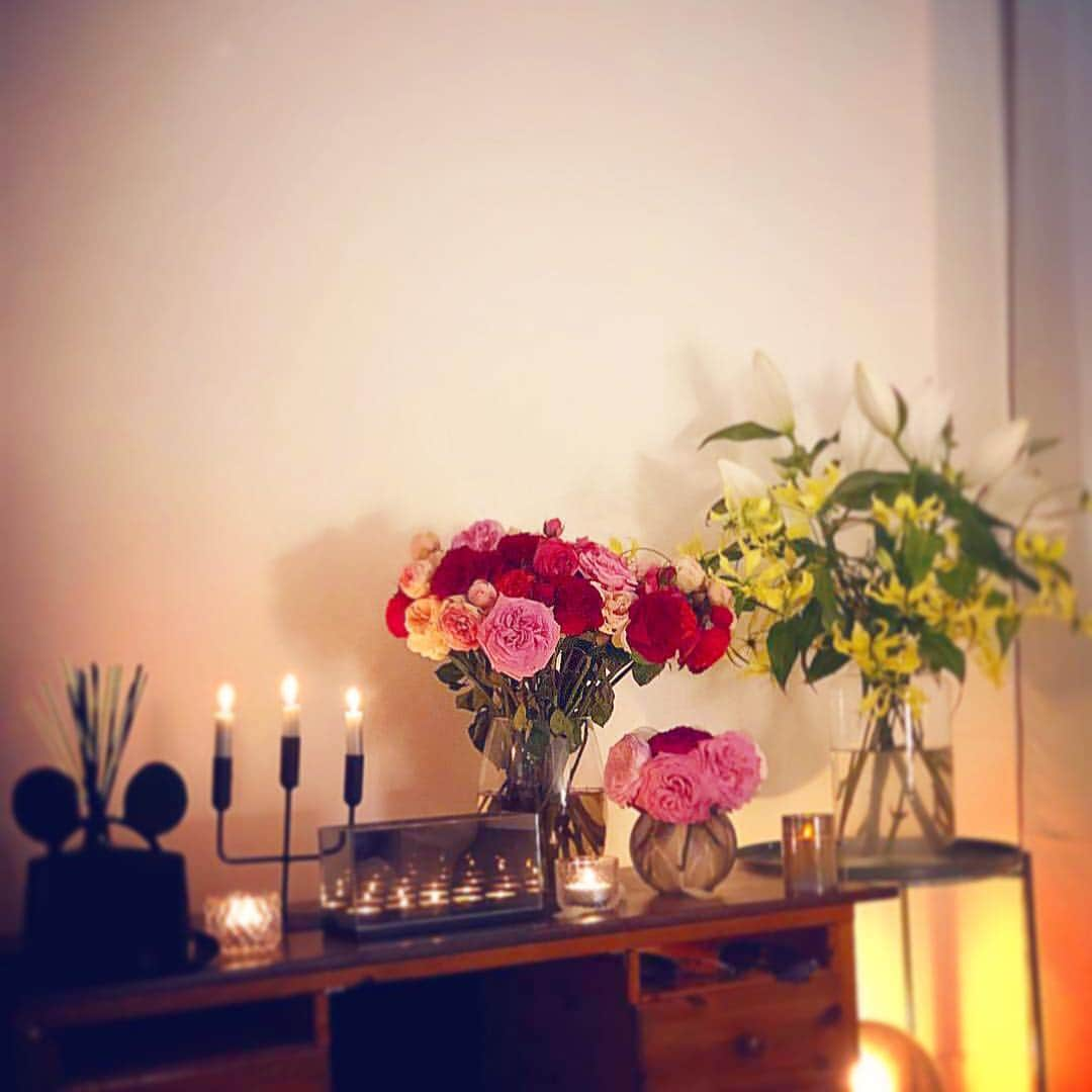 平宮博重さんのインスタグラム写真 - (平宮博重Instagram)「Bad weather this weekend. Sunday chilling at my house. I thought of working out but eventually I didn’t #sundaymood #relax#nomusic#rose #雨の日 #独り言 #掃除#薔薇の香り#ピース」11月12日 6時50分 - hiroshige_narimiya