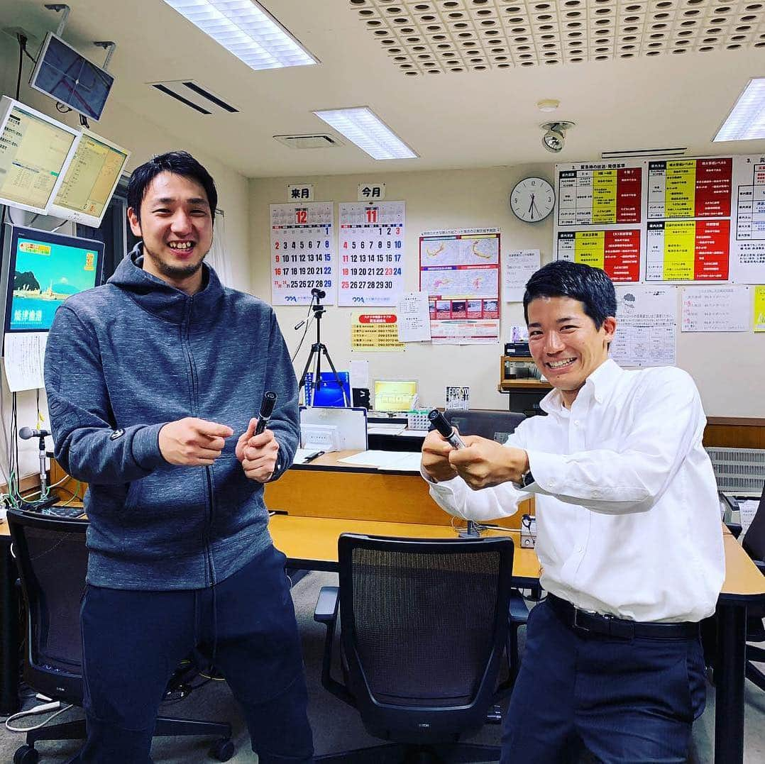 木藪亮太さんのインスタグラム写真 - (木藪亮太Instagram)「昨日のMBCスポーツは、 GOGOレブナイズのコーナーでは、松崎圭介選手に、展望スタジオに来ていただきました！最近は、釣りにハマっているそうです😊来週からはレギュラーシーズン！初戦は東京で、東京海上日動との対戦です！ 番組内コーナー「ヒーローファイル」では、ボクシングから、高校インターハイと福井国体二冠の、荒竹一真選手をご紹介しました！ ------------------- また、昨日は、高校野球一年生大会の模様を岡田アナウンサーの実況で、生放送でお送りしました！私も優勝インタビューを担当しました！これからが楽しみな選手をたくさん見られる大会でした！！ #mbc #mbcラジオ #鹿児島レブナイズ #松崎圭介 #ボクシング #福井国体 #国体 #sports #basketball」11月12日 6時50分 - ryotakiyabu